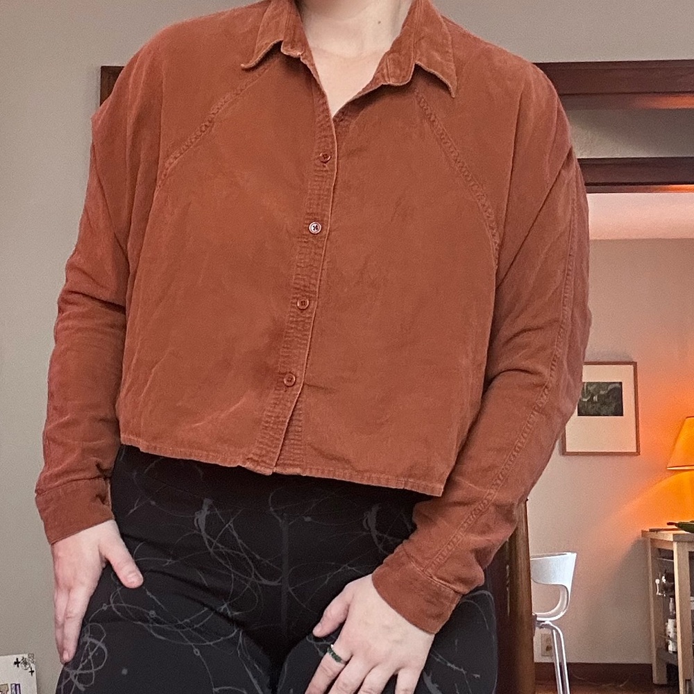 7115 by Szeki cropped shirt